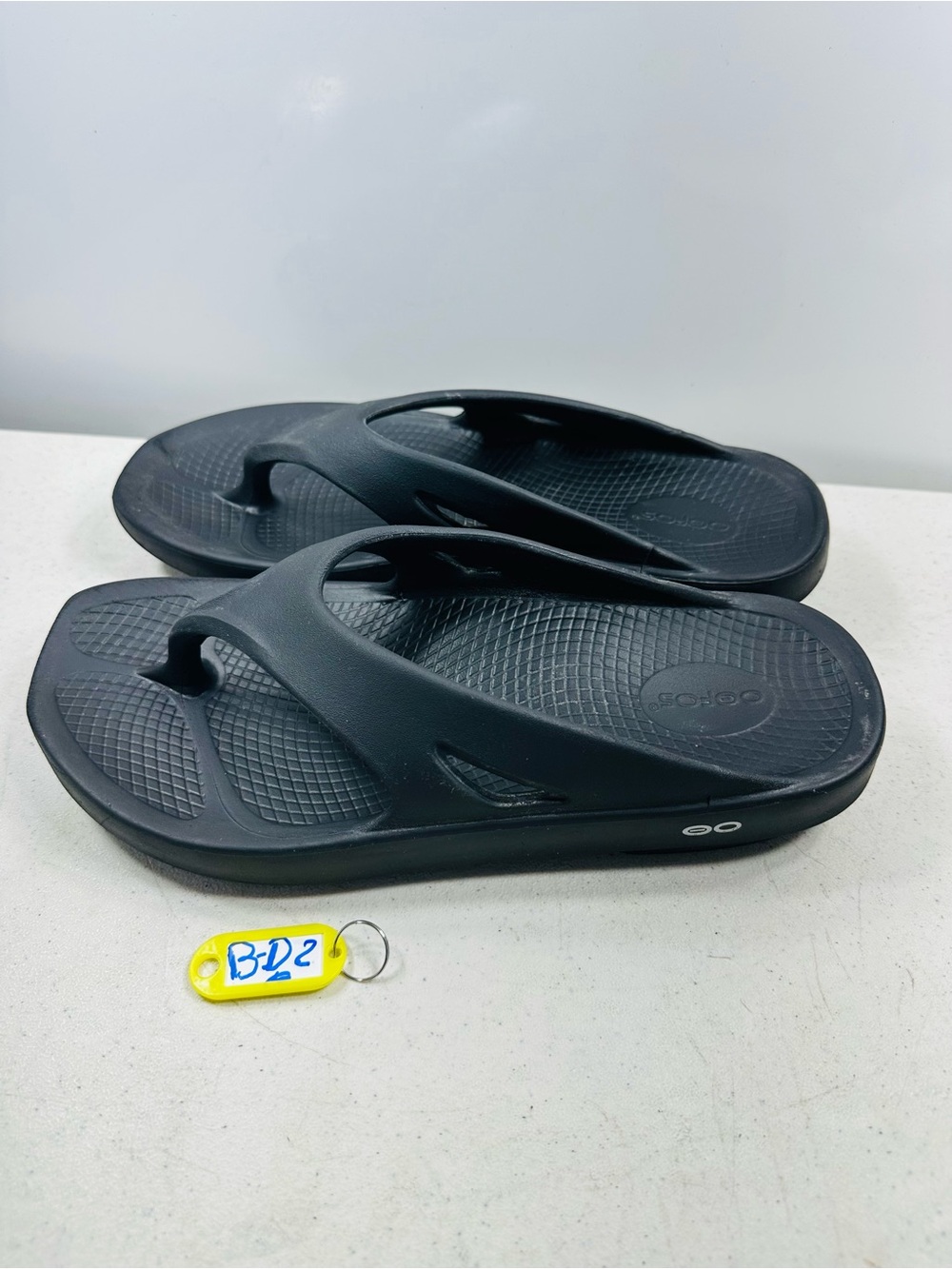 Oofos OOriginal Black Recovery Flip Flops for Men size 11